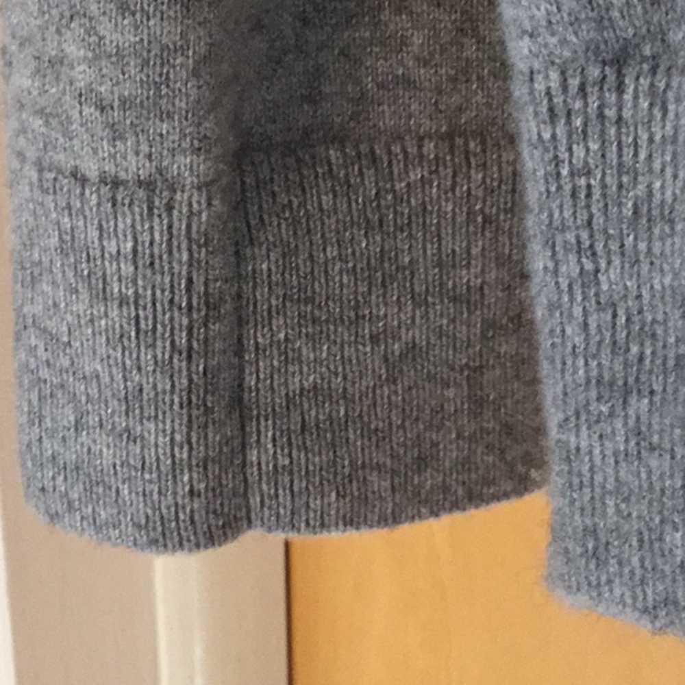 Vince Women’s 100% Cashmere V-Neck Sweater Light Heather Gray Size L - Picture 4 of 9